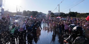 El último abrazo antes del sueño: La Albirroja fue arropada por el calor de su pueblo