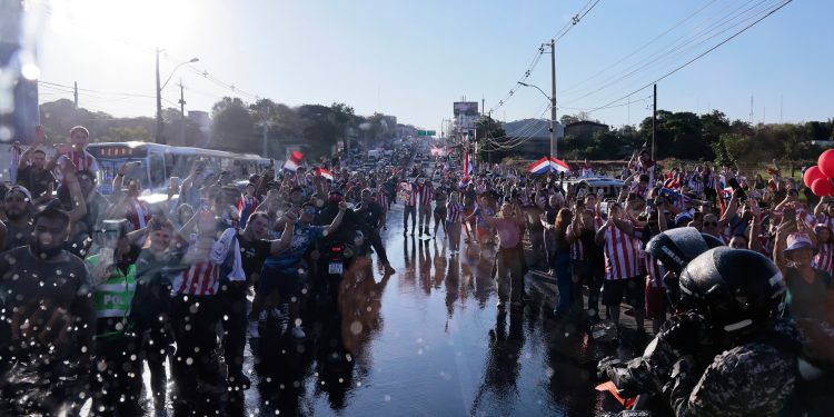 El último abrazo antes del sueño: La Albirroja fue arropada por el calor de su pueblo