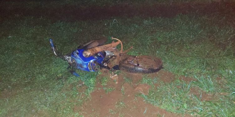 Dos motociclistas fallecen tras choque con camioneta; conductor se dio a la fuga