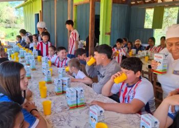 Ramón Sosa: emoción, abrazos y una merienda inolvidable con los niños en una escuela