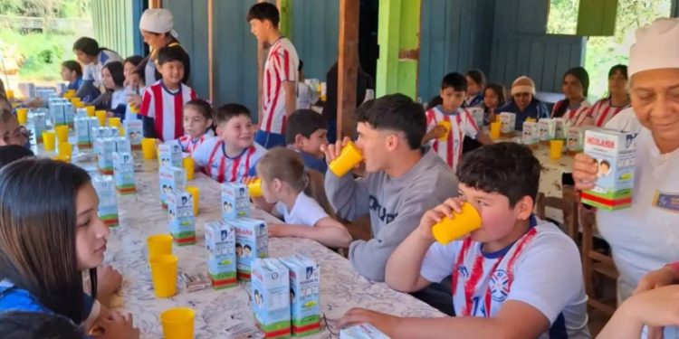 Ramón Sosa: emoción, abrazos y una merienda inolvidable con los niños en una escuela