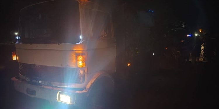 Hombre de 72 años falleció tras chocar su motocarro contra un camión estacionado