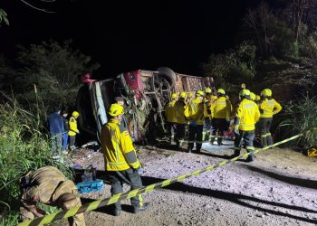 Tres fallecidos tras vuelco de bus paraguayo en Brasil