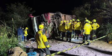 Tres fallecidos tras vuelco de bus paraguayo en Brasil