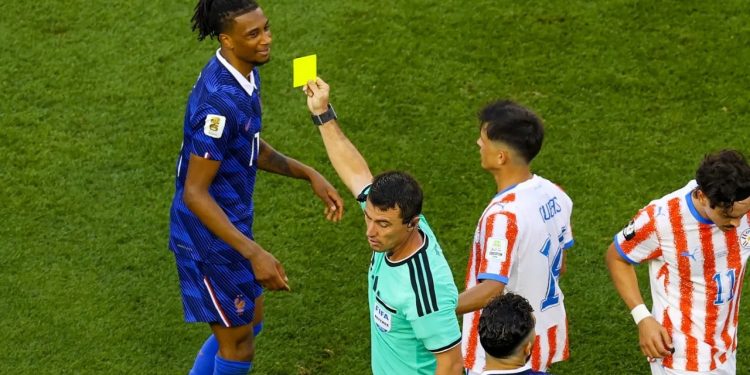 FIFA rechaza apelación de Francia: Se mantiene la amarilla que Olise recibió ante Paraguay