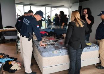 Hallan ropas ensangrentadas, juguetes sexuales y otros elementos en vivienda de argentino imputado