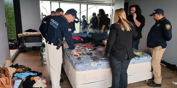 Hallan ropas ensangrentadas, juguetes sexuales y otros elementos en vivienda de argentino imputado