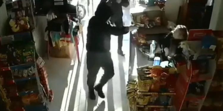 Asaltantes armados atacan local comercial en Caacupé