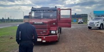 Delincuentes atacan a tiros un camión para asaltarlo; el conductor logró escapar