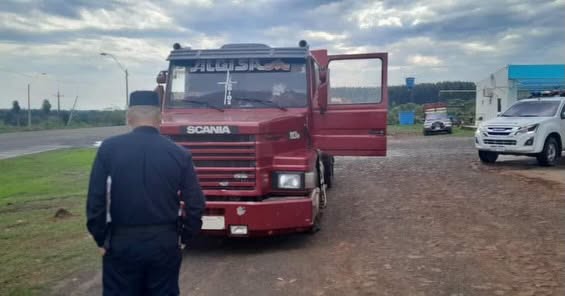 Delincuentes atacan a tiros un camión para asaltarlo; el conductor logró escapar