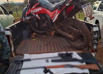 Decomisan armas potentes y motocicleta en procedimiento conjunto en Itapúa