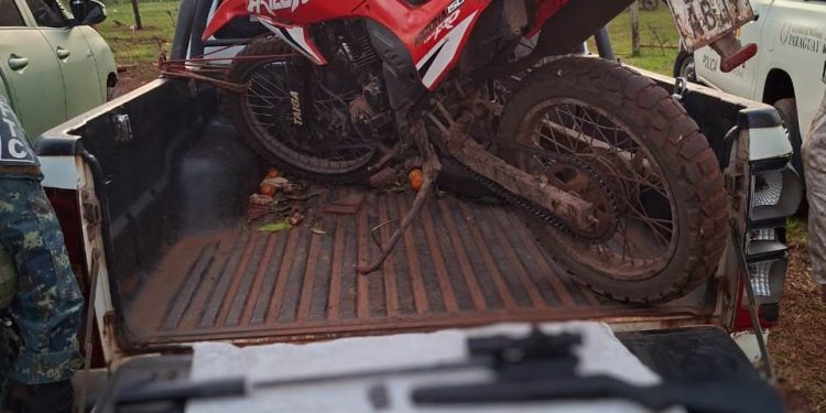 Decomisan armas potentes y motocicleta en procedimiento conjunto en Itapúa