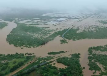 Al menos 5 muertos y 38 heridos tras el desborde de un río en el sur de Ecuador
