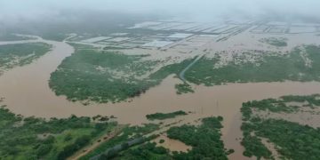 Al menos 5 muertos y 38 heridos tras el desborde de un río en el sur de Ecuador