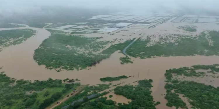 Al menos 5 muertos y 38 heridos tras el desborde de un río en el sur de Ecuador