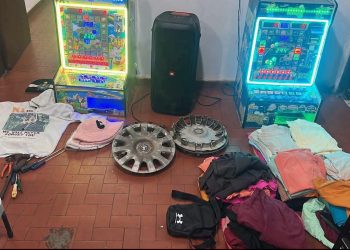 Persecución policial termina con vehículo abandonado y varias evidencias incautadas en Ciudad del Este