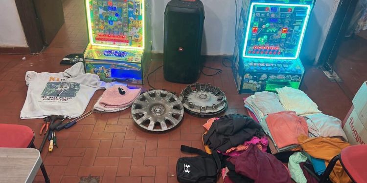 Persecución policial termina con vehículo abandonado y varias evidencias incautadas en Ciudad del Este