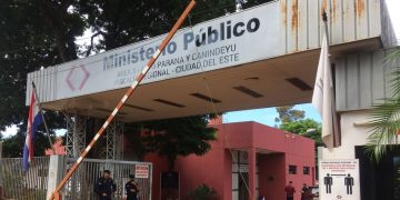 Imputan a mujer por presuntamente dejar solos y encerrados a sus dos hijos menores