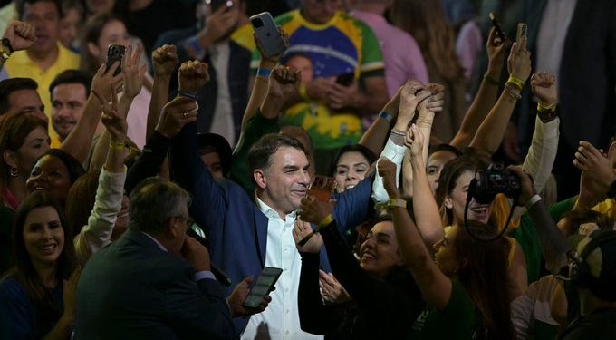 Flávio Bolsonaro oficializó su candidatura para las presidenciales de Brasil