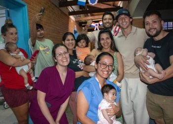 Emotiva visita de Matías Galarza al Hospital de Clínicas