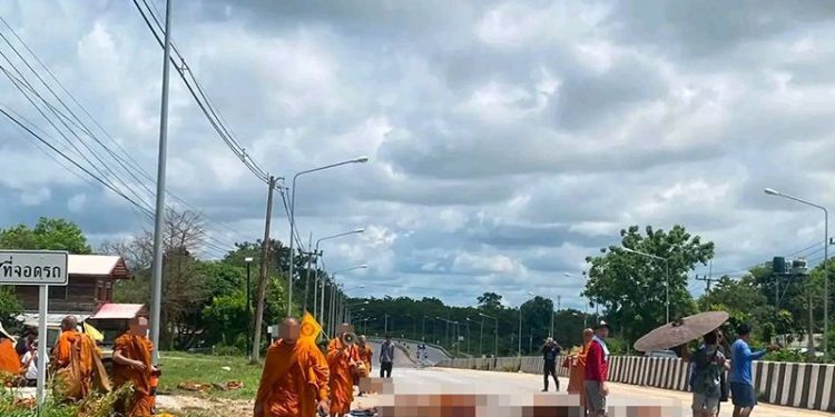 Niño de 11 años atropelló y mató a ocho monjes durante peregrinación en Tailandia
