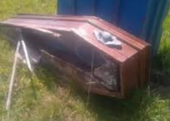 Hallan un ataúd con restos óseos abandonado al costado de un camino en Pedro Juan Caballero