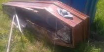 Hallan un ataúd con restos óseos abandonado al costado de un camino en Pedro Juan Caballero