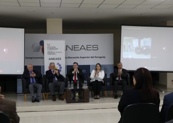 Egresados de carreras acreditadas registran mejores salarios en el empleo formal, según estudio de la ANEAES