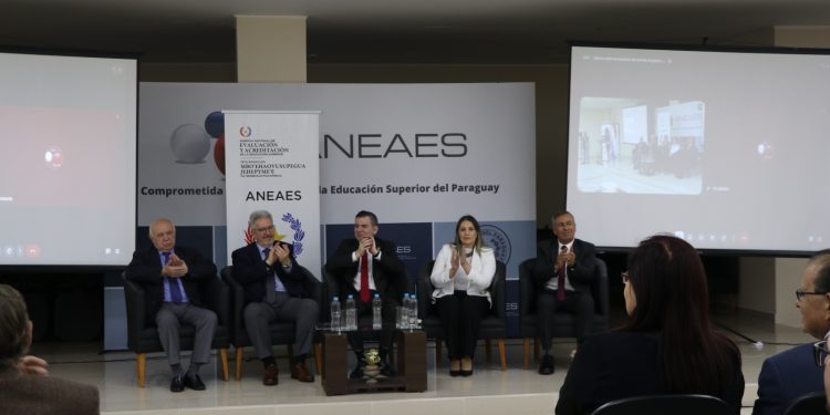 Egresados de carreras acreditadas registran mejores salarios en el empleo formal, según estudio de la ANEAES