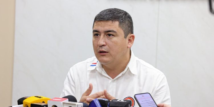 Senador insta al presidente del IPS a denunciar irregularidades y promete respaldo político