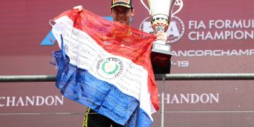 Duerksen volvió a lo más alto del podio de la F2 con una victoria contundente
