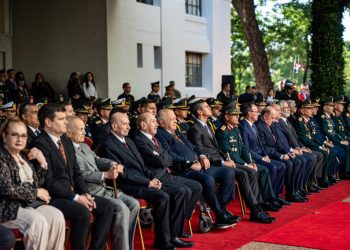 Wasmosy recibe la máxima condecoración militar y reivindica la subordinación de las Fuerzas Armadas