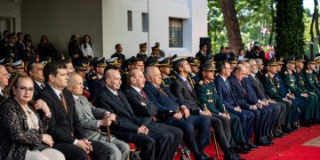 Wasmosy recibe la máxima condecoración militar y reivindica la subordinación de las Fuerzas Armadas
