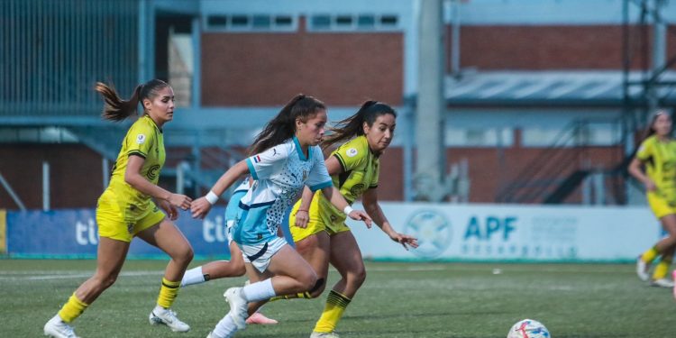 Libertad triunfó sobre Recoleta FC y sigue como puntero solitario