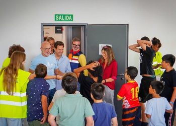 Visita del deté campeón del mundo a desplazados por incendios en España