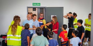 Visita del deté campeón del mundo a desplazados por incendios en España