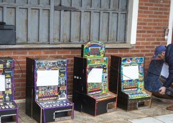 Destruyen tragamonedas incautadas en operativos contra juego ilegal en Encarnación