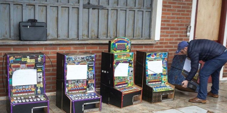 Destruyen tragamonedas incautadas en operativos contra juego ilegal en Encarnación