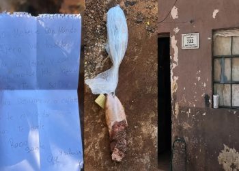 PJC: Dejan lengua de vaca con un candado y una amenaza escrita frente a vivienda de una joven
