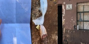PJC: Dejan lengua de vaca con un candado y una amenaza escrita frente a vivienda de una joven