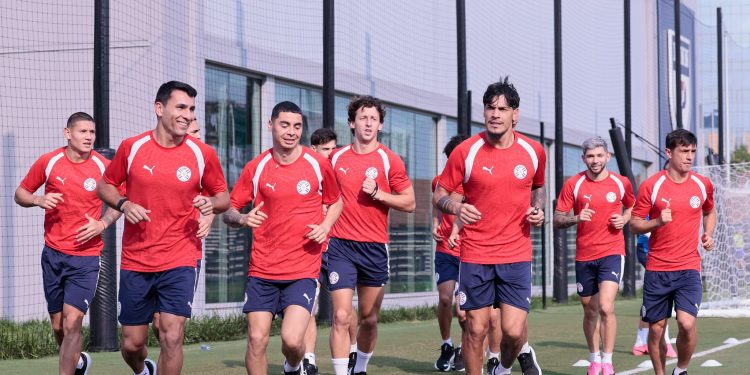Alfaro va definiendo el equipo titular que enfrentará a Francia