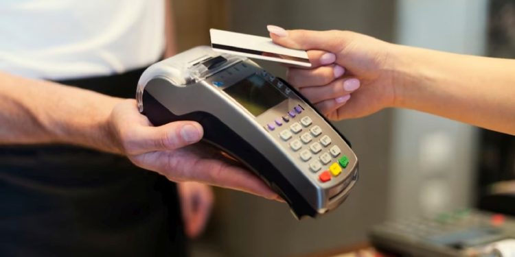 BCP reduce los topes de comisiones por pagos con tarjetas