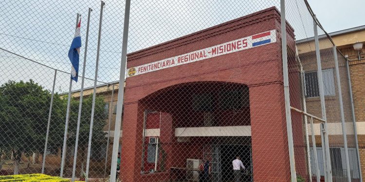 Requisan celulares de la celda de los reos fugados en el penal de Misiones