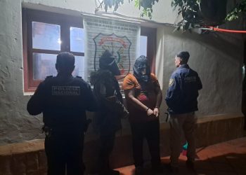 Persecución y tiroteo con una falsa ambulancia deja un abatido, un policía herido y dos detenidos en Ñeembucú