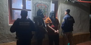 Persecución y tiroteo con una falsa ambulancia deja un abatido, un policía herido y dos detenidos en Ñeembucú