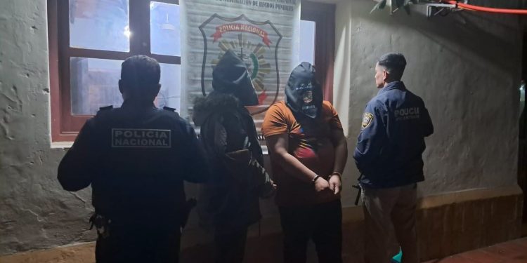 Persecución y tiroteo con una falsa ambulancia deja un abatido, un policía herido y dos detenidos en Ñeembucú