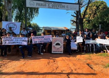 Padres y estudiantes protestan por aulas en riesgo de derrumbe en colegio de Arroyito