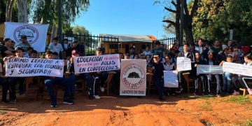 Padres y estudiantes protestan por aulas en riesgo de derrumbe en colegio de Arroyito
