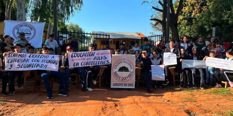 Padres y estudiantes protestan por aulas en riesgo de derrumbe en colegio de Arroyito