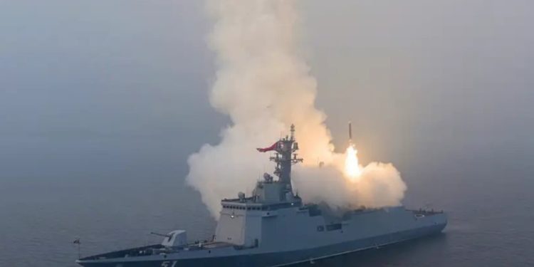 Líder norcoreano supervisa prueba de misil de crucero